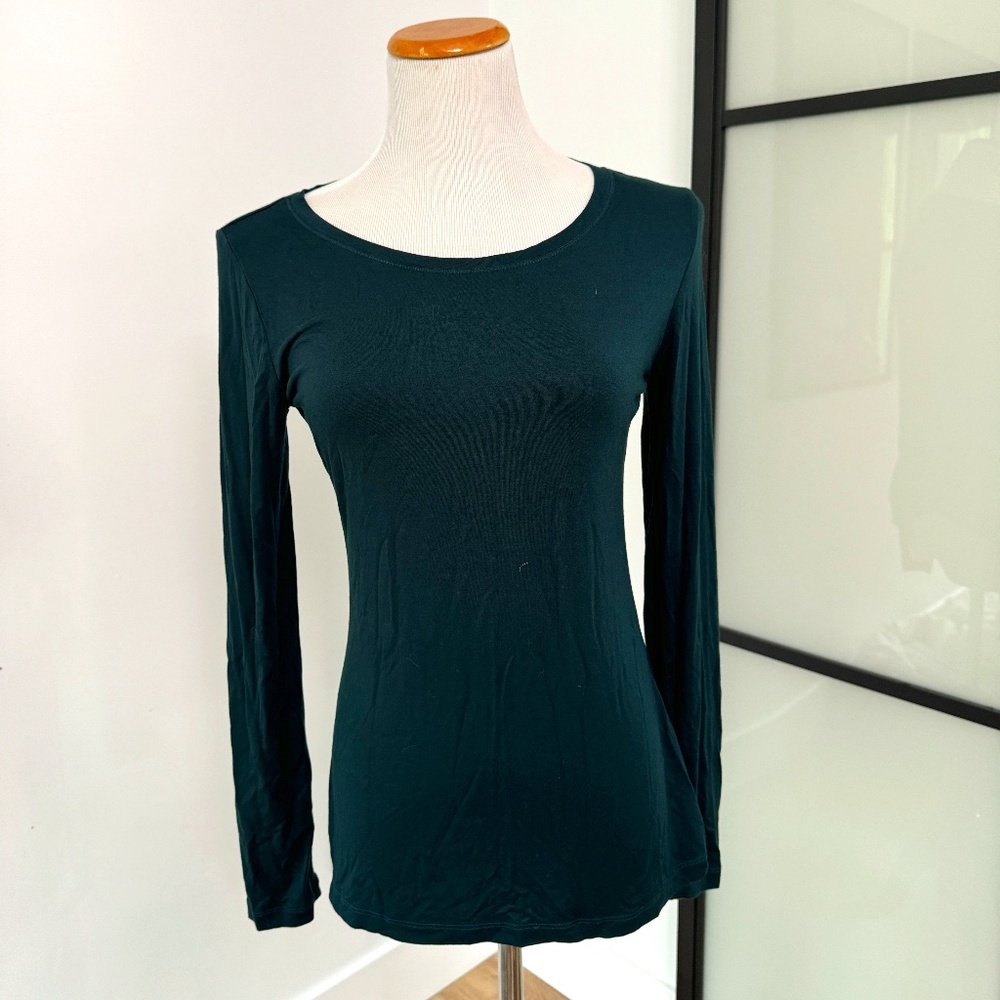Long sleeve hunter green stretchy tee